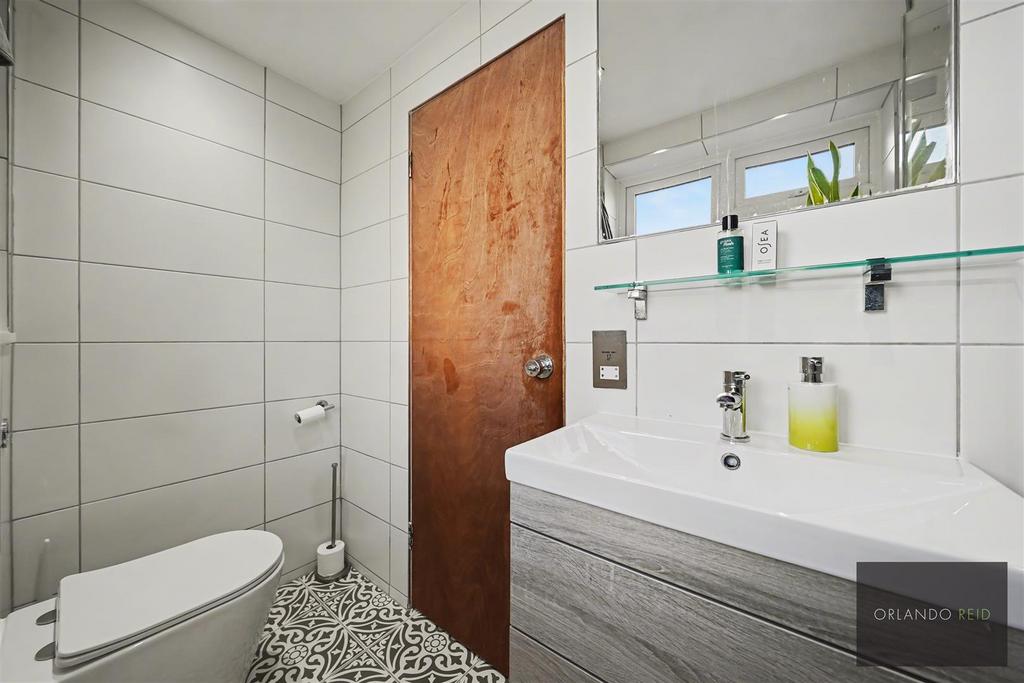 37 A Burgoyne Road SW9 9 QH-11.jpg
