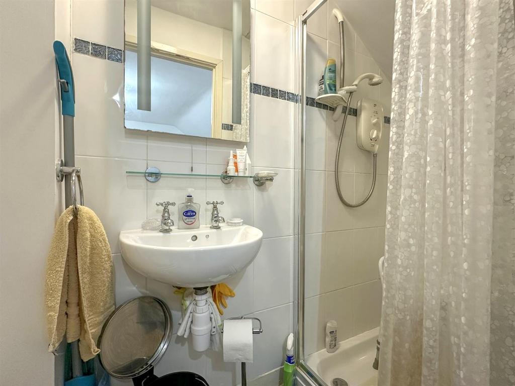 Ensuite shower room/wc