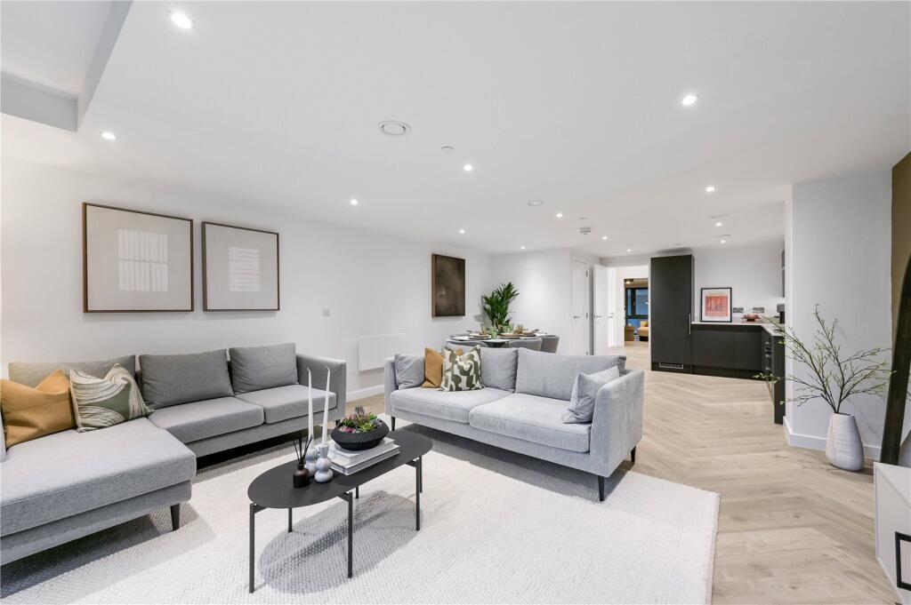 2 bed flat to rent Netheravon Rd, London W7 1 DN