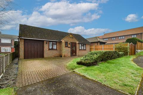 3 bedroom detached bungalow for sale - Glen Hazel, Hook End, Brentwood