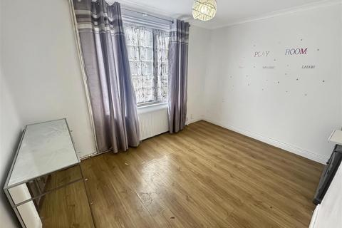 5 bedroom semi-detached house to rent, Mersea Road, Colchester