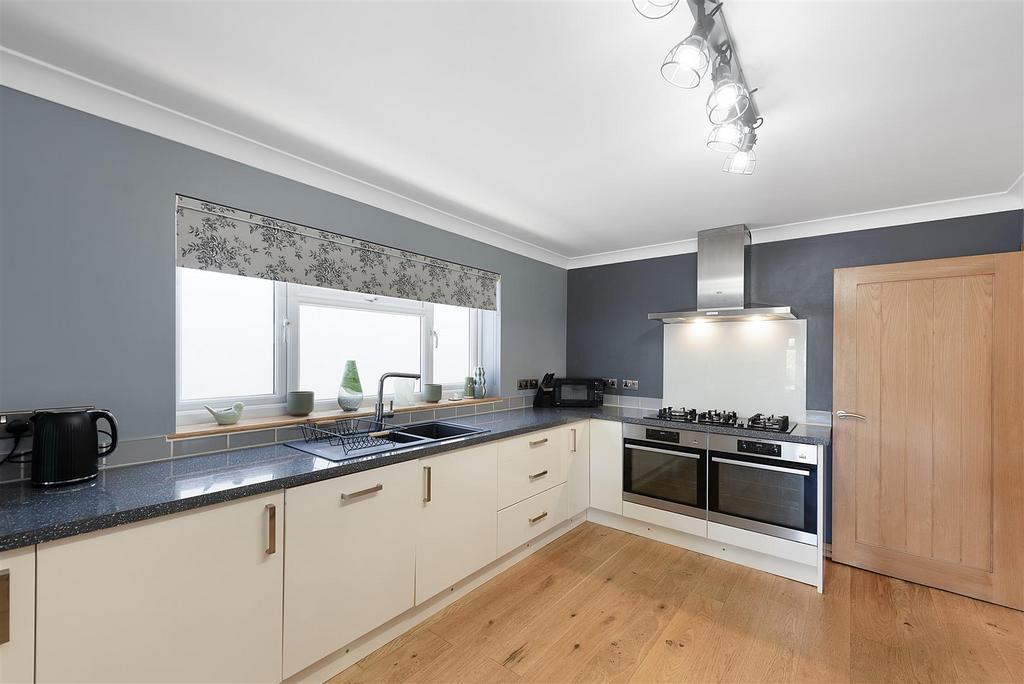 102 Newmarket Road ph26.jpg