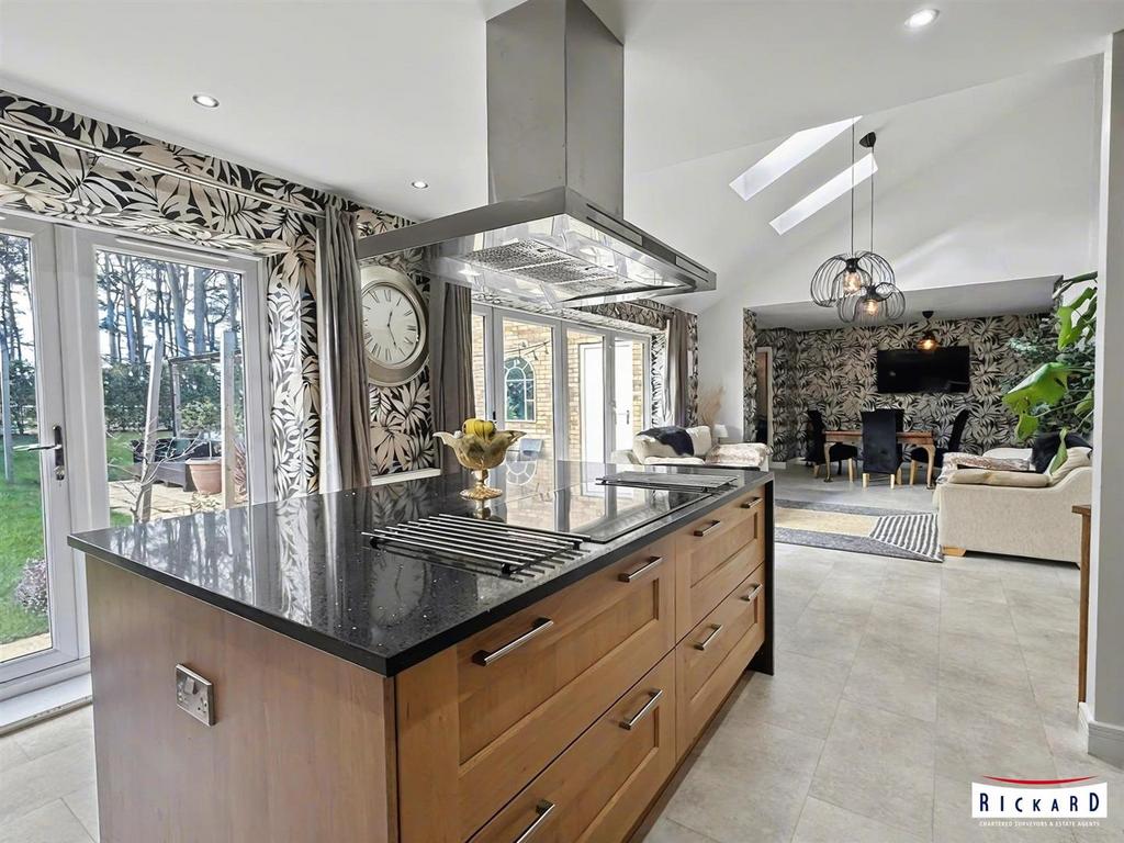 OPEN PLAN KITCHEN DINER &amp; FAMILY AREA
