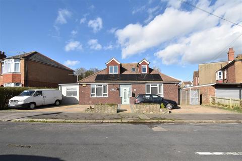 4 bedroom detached bungalow for sale - Moscow Road, Hastings