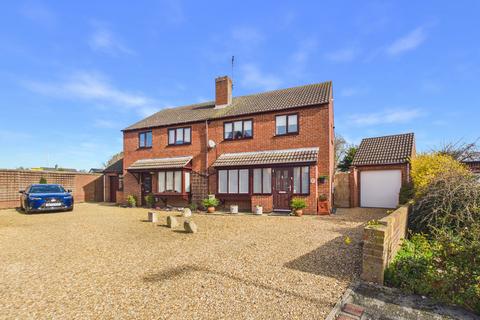 3 bedroom semi-detached house for sale - Vixen Close, Yaxley, PE7