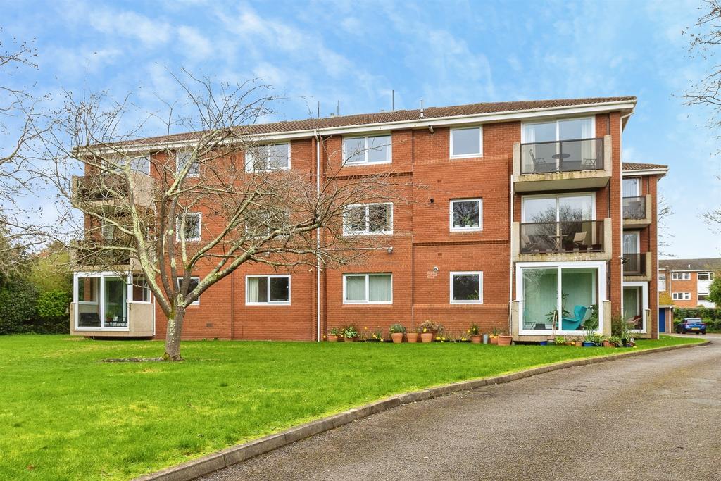 2 bedroom ground floor flat for sale