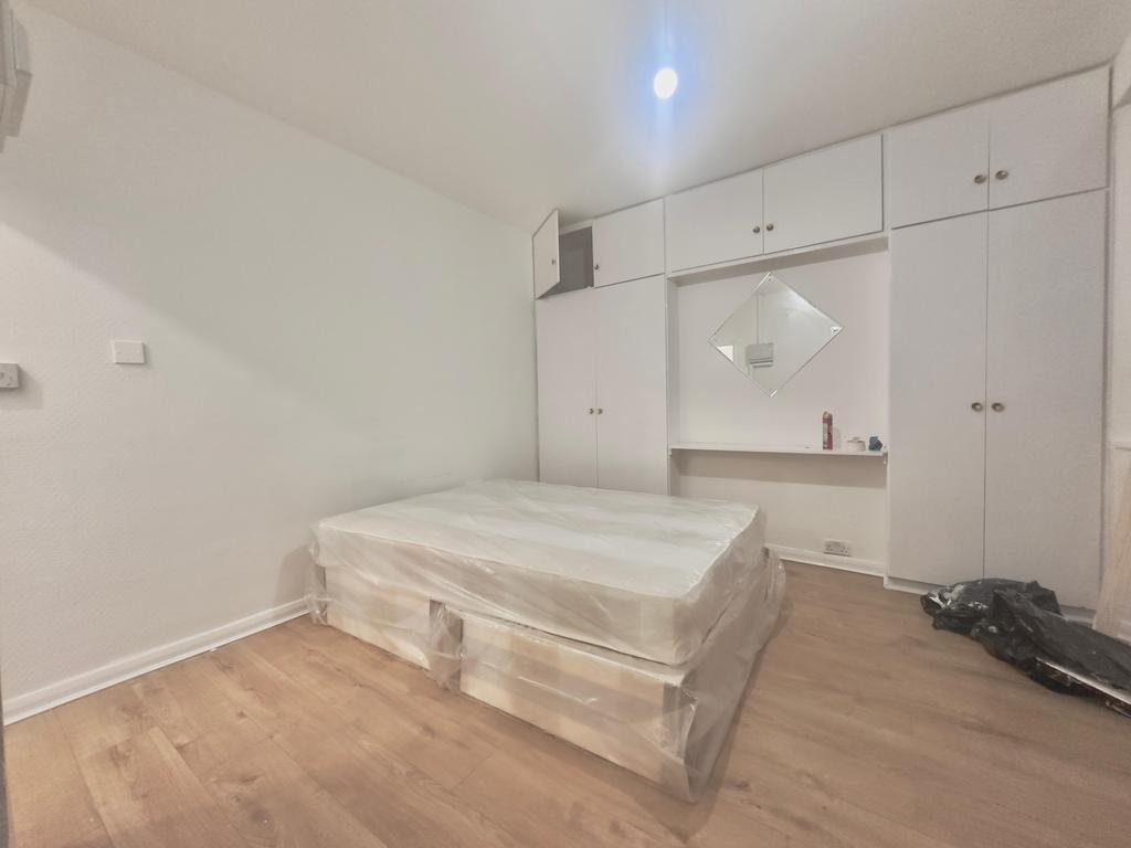 Spacious Studio Flat for Rent – Edgehill Road,
