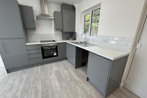 2 bedroom end of terrace house to rent, Greenwood Road, Baildon, Shipley