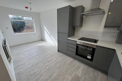 2 bedroom end of terrace house to rent, Greenwood Road, Baildon, Shipley