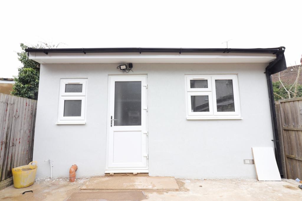 Studio to rent Dunstable Road, Luton LU4