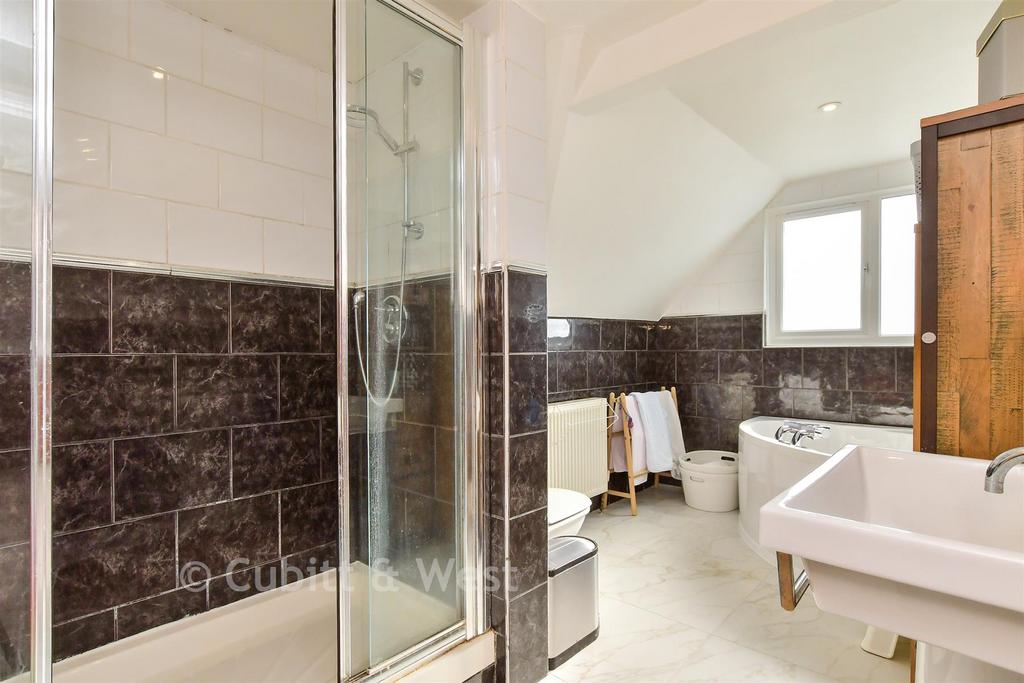 En-Suite Bathroom