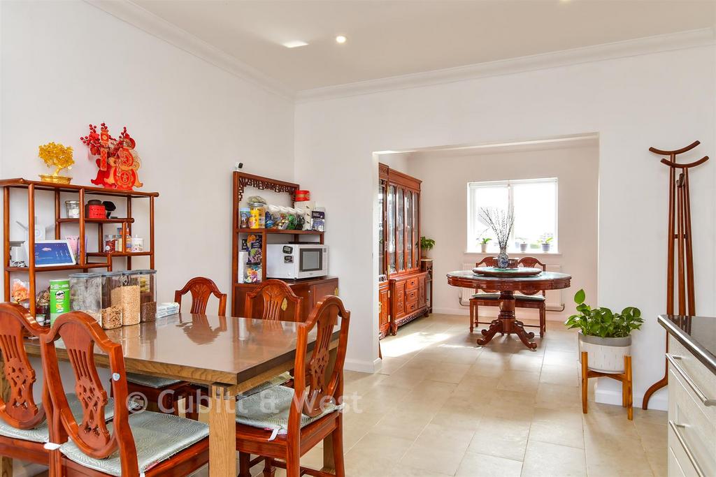 Kitchen/ Breakfast Room