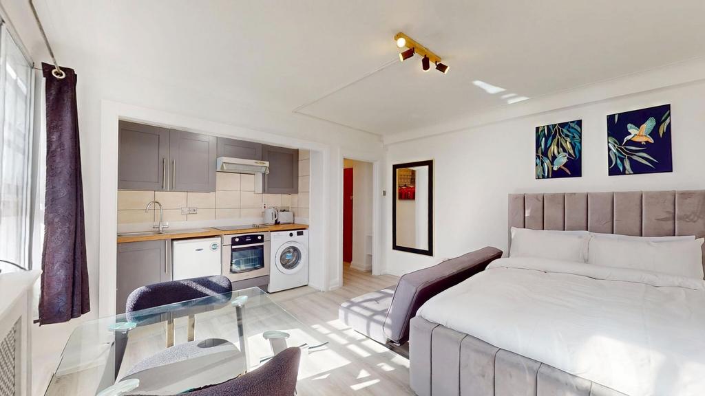 Bright, well-presented studio-style bedroom wit...