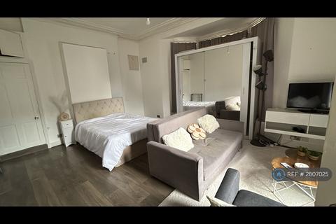 Studio to rent, Merton House, London, NW4