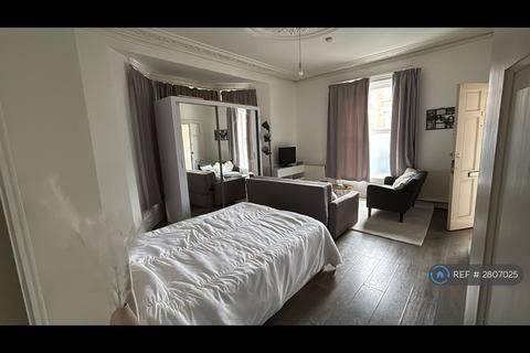 Studio to rent, Merton House, London, NW4