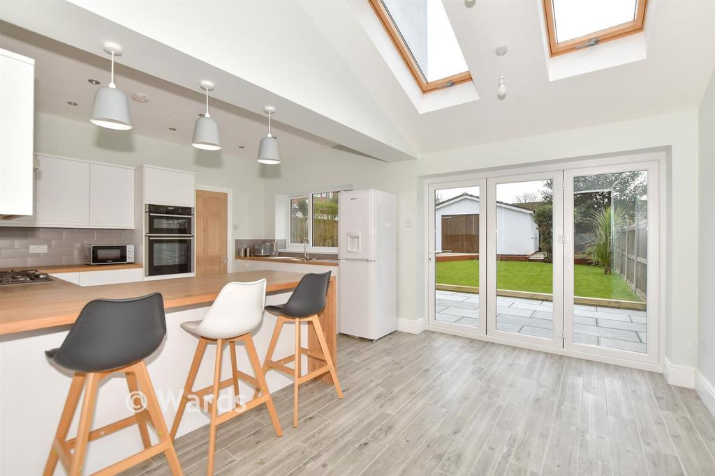 Kitchen/ Breakfast Area