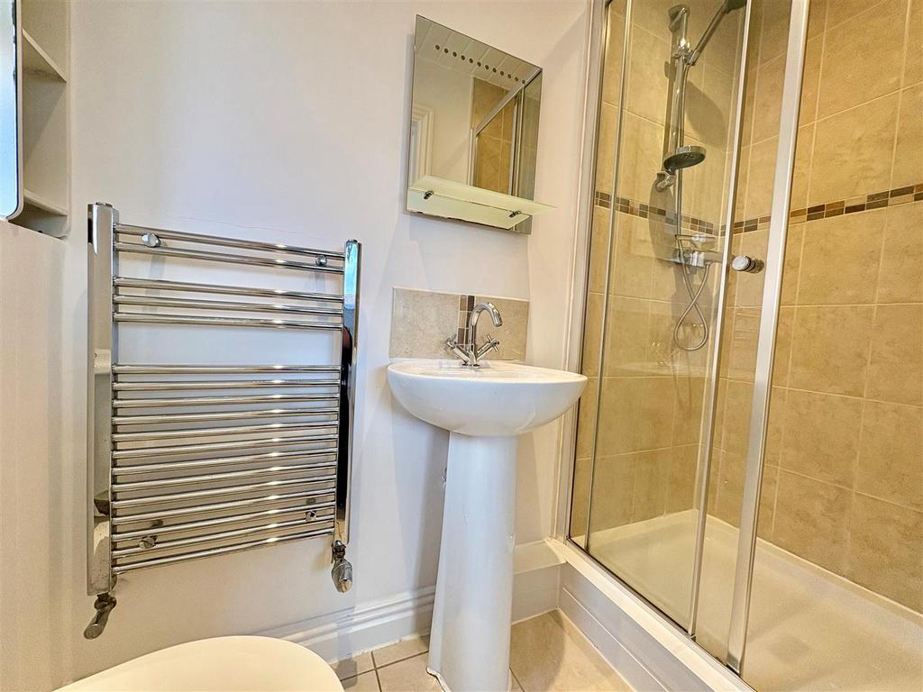 6 en suite.jpg