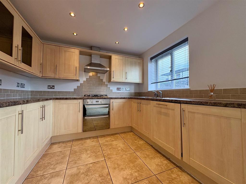 6 kitchen 3.jpg