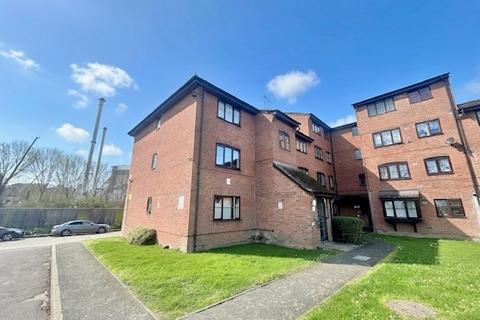 2 bedroom flat to rent - Curzon Drive, Grays, RM17
