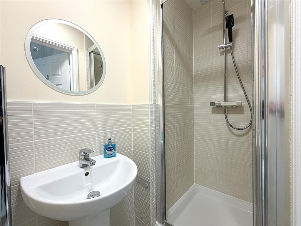 En-suite best shot.JPG