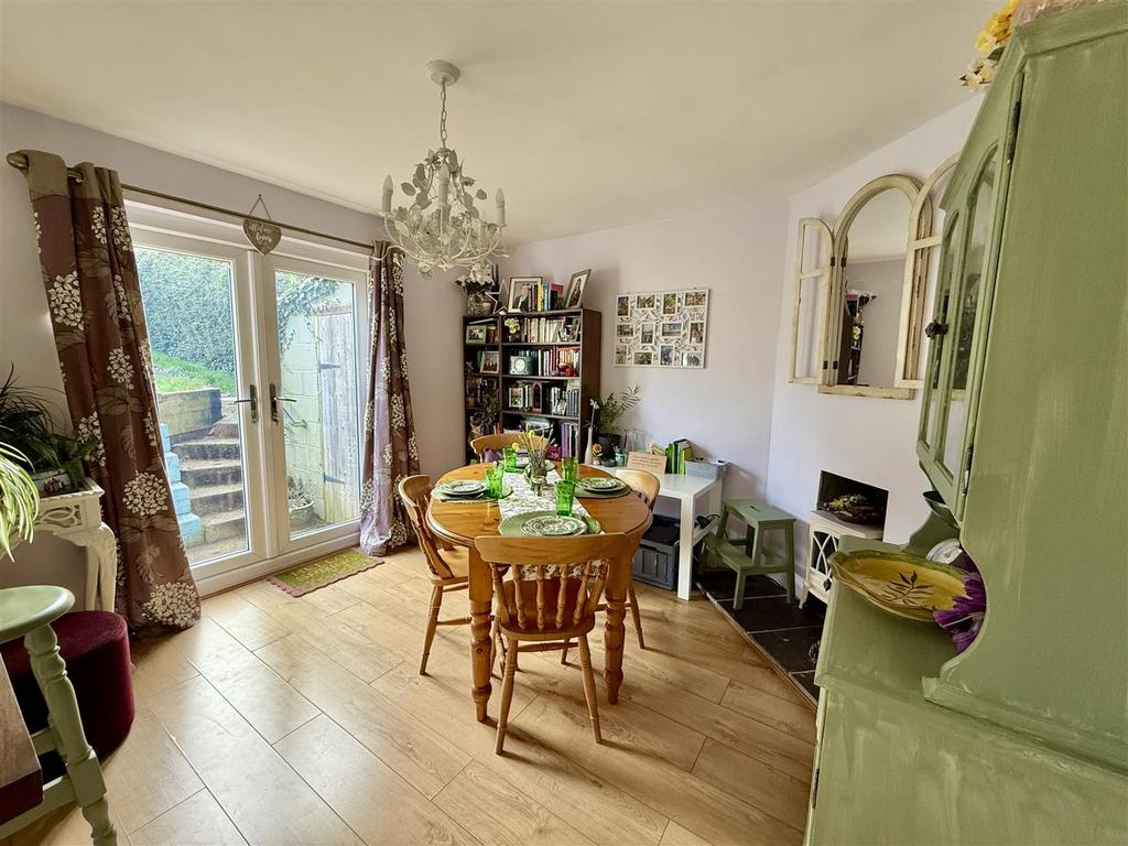 Kitchen/Dining Room: