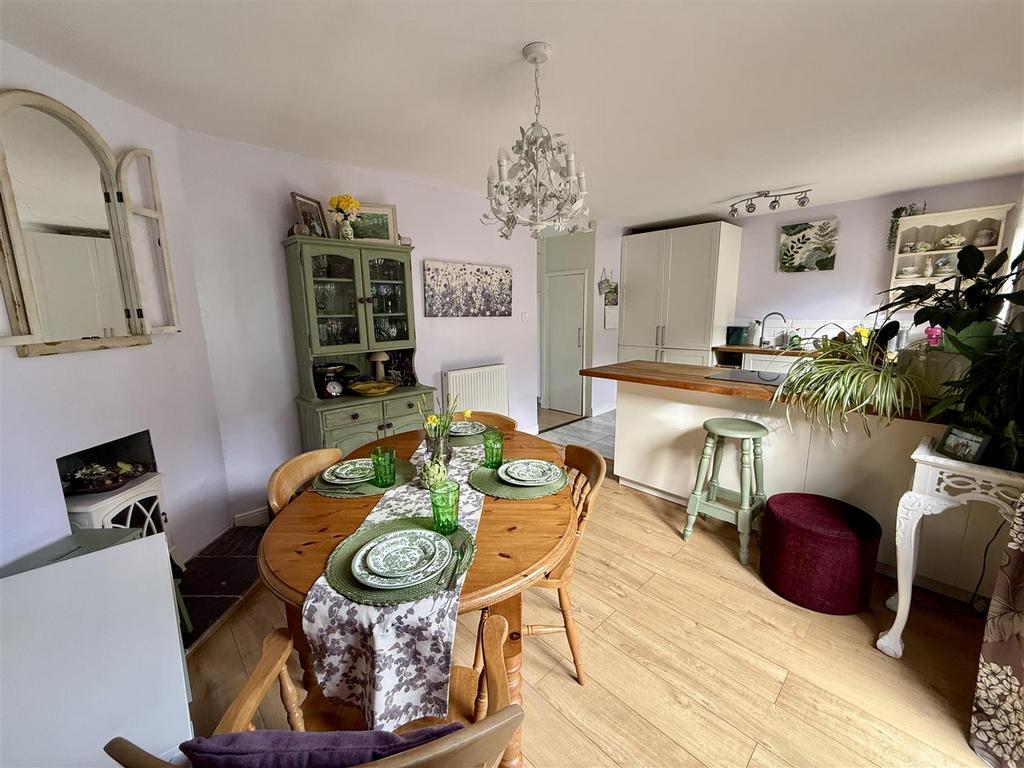 Kitchen/Dining Room: