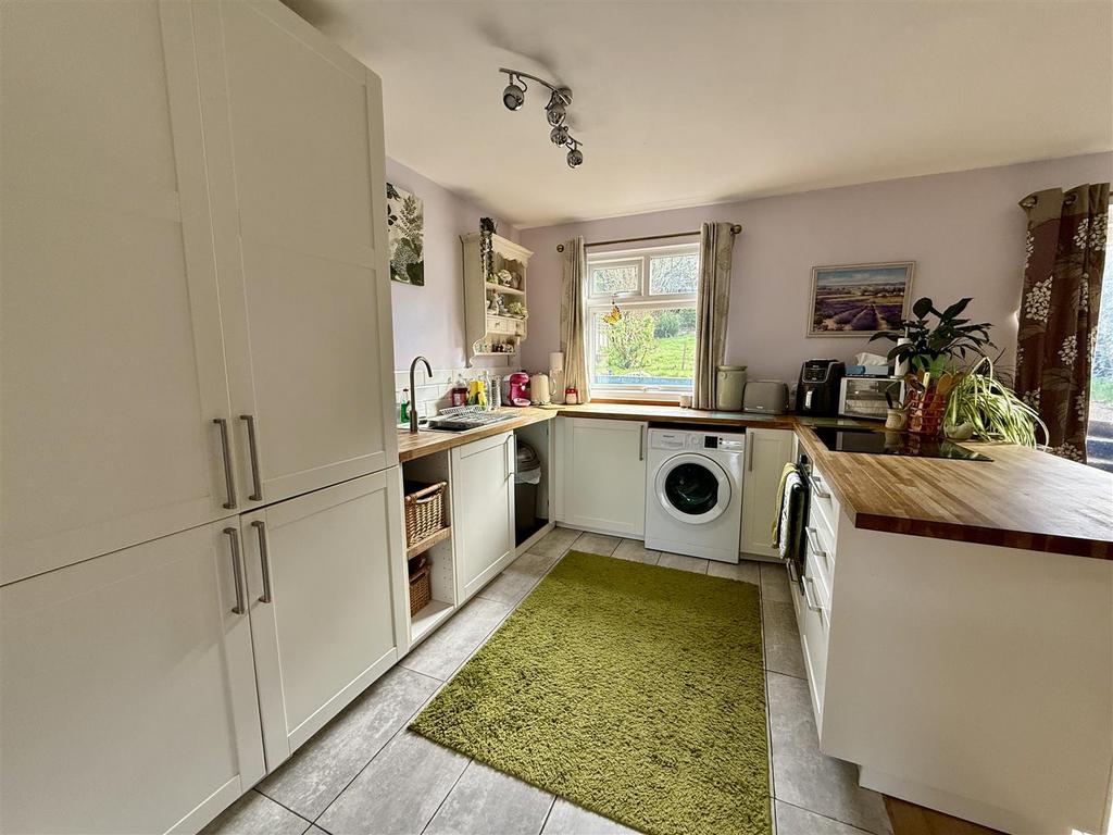 Kitchen/Dining Room: