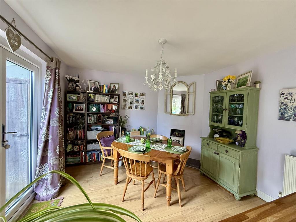 Kitchen/Dining Room:
