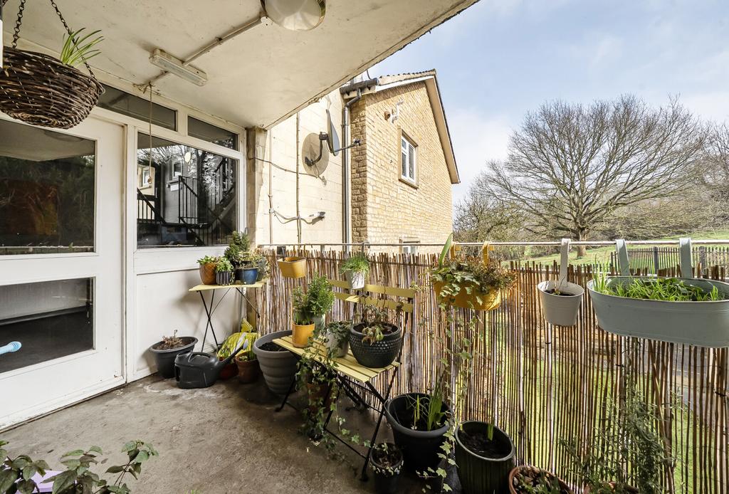 Entrance/Balcony