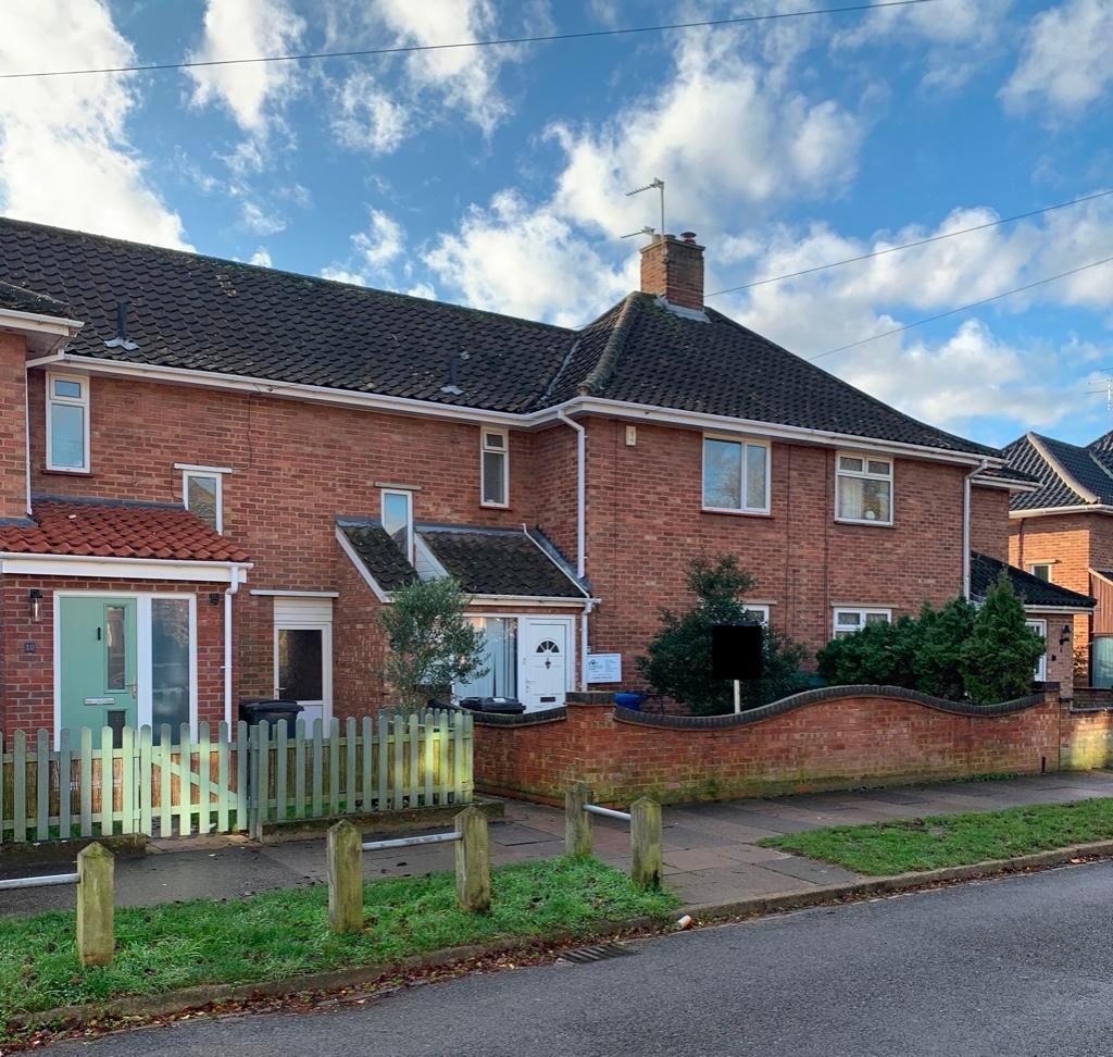 Attractive brick terraced house with a neat fro...