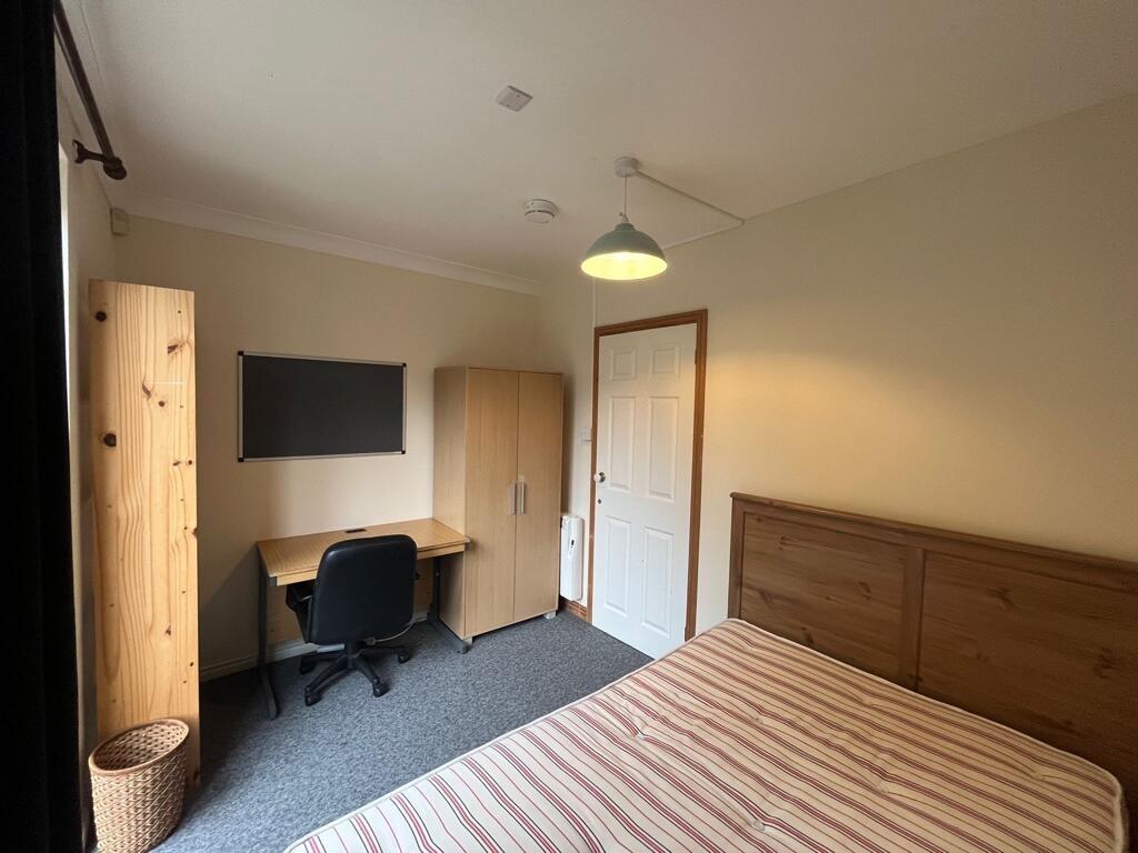 Well-presented bedroom with a comfortable doubl...