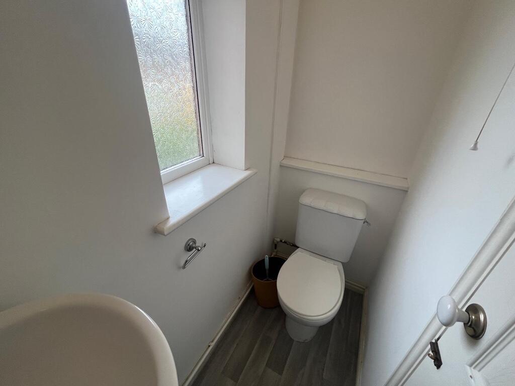 Compact and tidy WC with a frosted window for p...