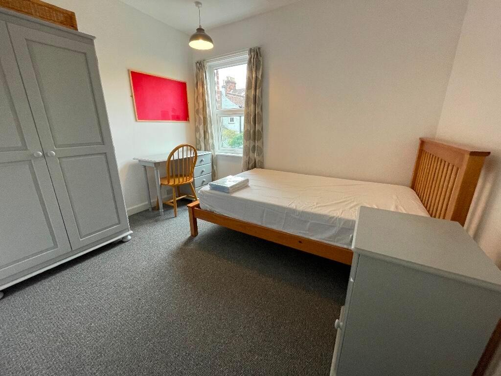 Bright, neatly presented single bedroom with a ...