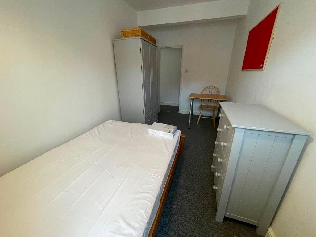 Neat single bedroom with a single bed, wardrobe...