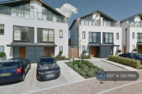 3 bedroom semi-detached house to rent, Godwin Terrace, Romford, RM3