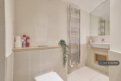 3 bedroom semi-detached house to rent, Godwin Terrace, Romford, RM3