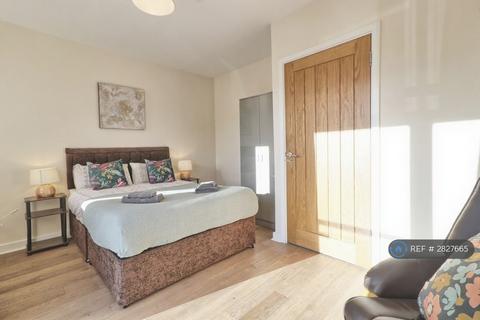 3 bedroom semi-detached house to rent, Godwin Terrace, Romford, RM3
