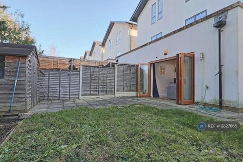 3 bedroom semi-detached house to rent, Godwin Terrace, Romford, RM3