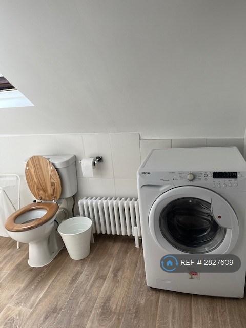Bathroom/Washer Dryer