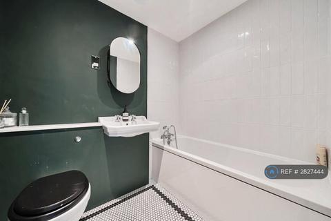 undefined, Whitechapel High St, London, E1