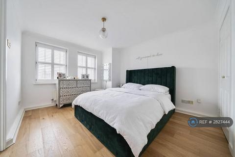 undefined, Whitechapel High St, London, E1