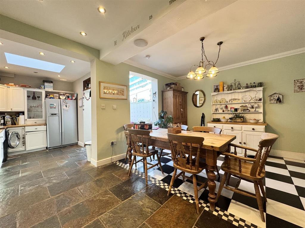 Open plan kitchen / diner