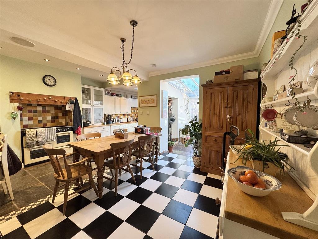 Open plan kitchen / diner