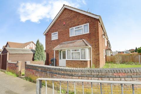3 bedroom semi-detached house for sale - New Century Road, Basildon, SS15