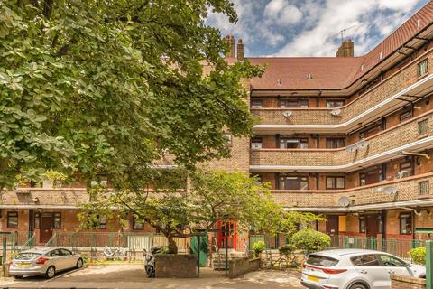 3 bedroom flat to rent, Poynders Gardens, London SW4
