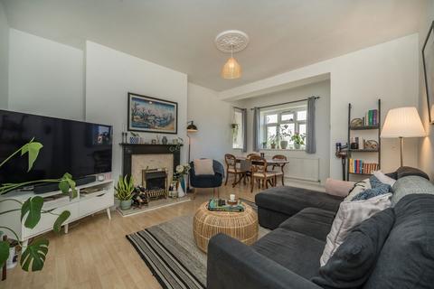 3 bedroom flat to rent, Poynders Gardens, London SW4