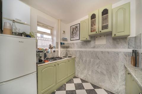 3 bedroom flat to rent, Poynders Gardens, London SW4
