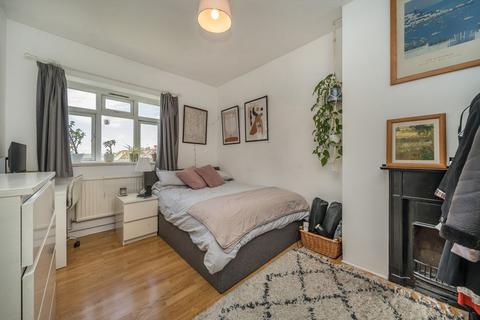 3 bedroom flat to rent, Poynders Gardens, London SW4