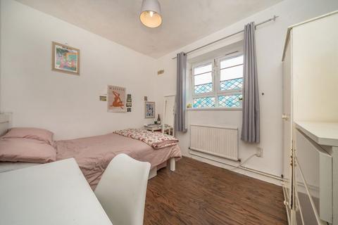 3 bedroom flat to rent, Poynders Gardens, London SW4