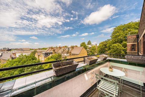 3 bedroom flat to rent, Poynders Gardens, London SW4